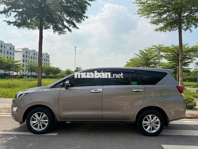 Toyota Innova 2.0E Nâu vàng 8 chỗ