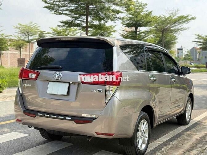 Toyota Innova 2.0E Nâu vàng 8 chỗ