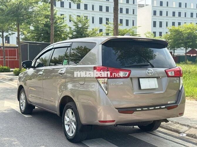 Toyota Innova 2.0E Nâu vàng 8 chỗ