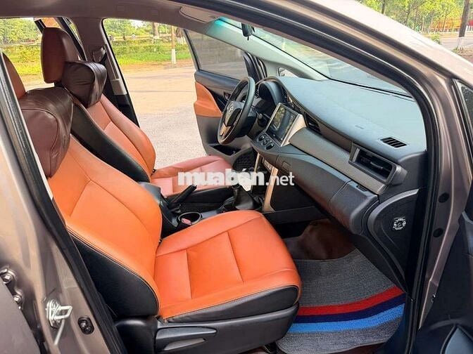 Toyota Innova 2.0E Nâu vàng 8 chỗ
