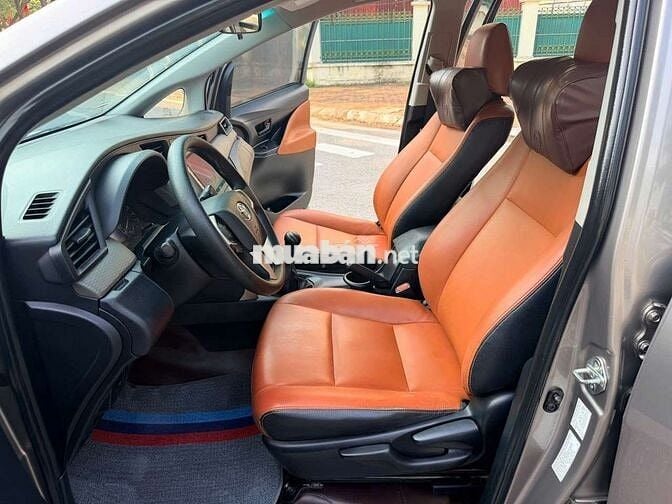 Toyota Innova 2.0E Nâu vàng 8 chỗ