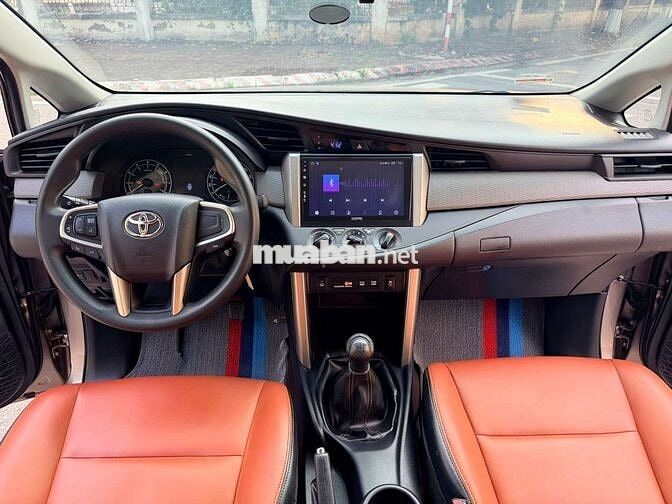 Toyota Innova 2.0E Nâu vàng 8 chỗ