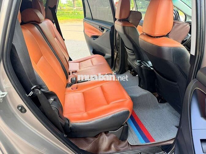 Toyota Innova 2.0E Nâu vàng 8 chỗ