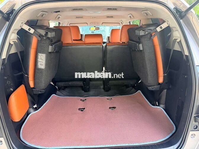 Toyota Innova 2.0E Nâu vàng 8 chỗ