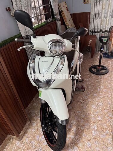 Honda SH Mode Trắng Xăng
