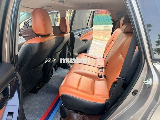 Toyota Innova 2.0E Nâu vàng 8 chỗ