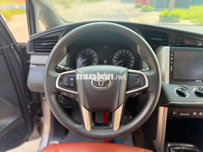 Toyota Innova 2.0E Nâu vàng 8 chỗ