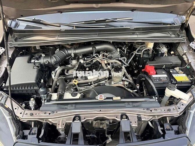 Toyota Innova 2.0E Nâu vàng 8 chỗ