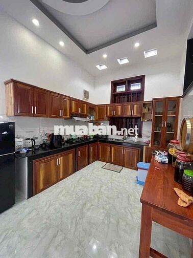 Nhà Định Hoà , Thủ Dầu Một 10x40m. 3pn full nội thất