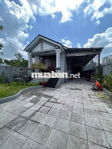 Nhà Định Hoà , Thủ Dầu Một 10x40m. 3pn full nội thất