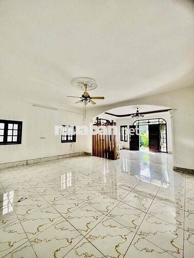 Cho Thuê Biệt Thự Giá Rẻ DT 500m2 1Trệt 1Lầu 4Pn 5Wc Hồ Bơi Sân Tenic
