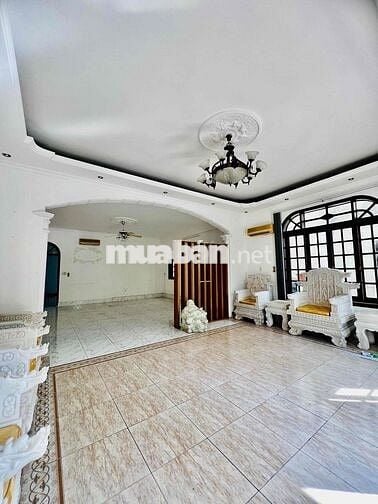 Cho Thuê Biệt Thự Giá Rẻ DT 500m2 1Trệt 1Lầu 4Pn 5Wc Hồ Bơi Sân Tenic
