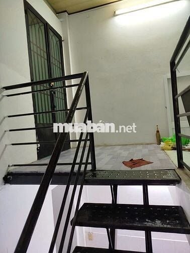 Cho thuê nhà chính chủ - điện nước chính. DT: (4*12)m2, có gác lửng.