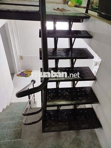 Cho thuê nhà chính chủ - điện nước chính. DT: (4*12)m2, có gác lửng.