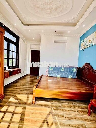 Cho Thuê Nhà Có Thang Máy Ngay Cầu Phú Long DT 5x16 1Trệt 3Lầu 4Pn 5Wc