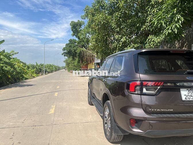Ford Everest Titanium 2023 Dầu Tự động 7 chỗ