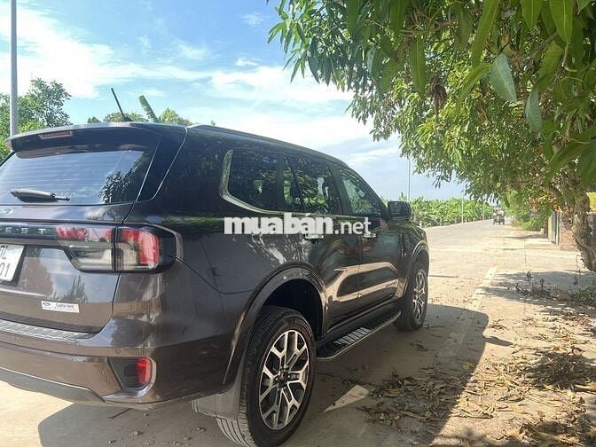 Ford Everest Titanium 2023 Dầu Tự động 7 chỗ
