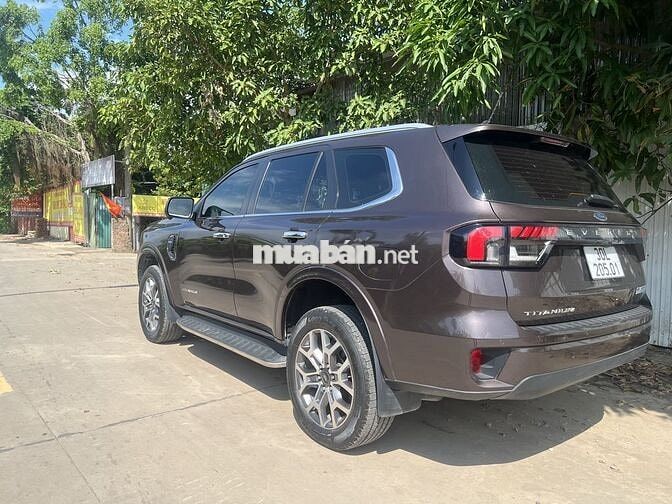 Ford Everest Titanium 2023 Dầu Tự động 7 chỗ