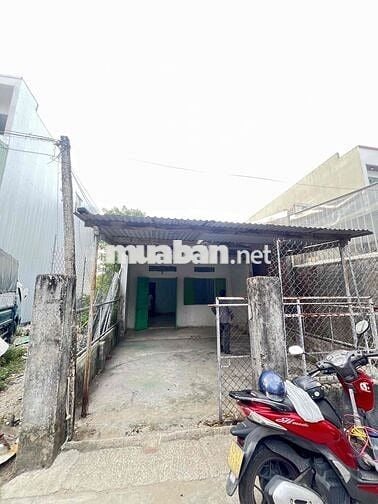 BÁN ĐẤT TẶNG NHÀ , SIÊU RẺ NGAY CHỢ , TRƯỜNG HỌC HOÀ QUÝ
