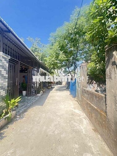 BÁN ĐẤT TẶNG NHÀ , SIÊU RẺ NGAY CHỢ , TRƯỜNG HỌC HOÀ QUÝ