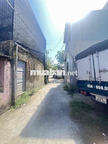 BÁN ĐẤT TẶNG NHÀ , SIÊU RẺ NGAY CHỢ , TRƯỜNG HỌC HOÀ QUÝ