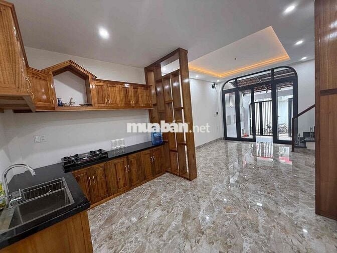 nhà 2 tầng 3 phòng ngủ hẻm xe hơi,gần cầu Nguyễn Hoàng