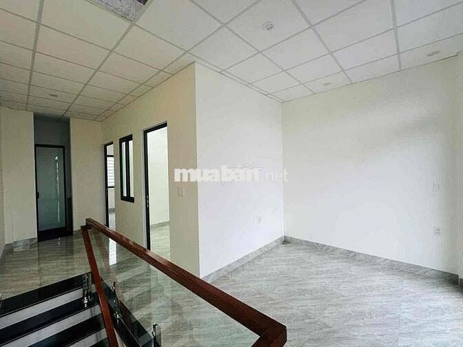 nhà 2 tầng 3 phòng ngủ hẻm xe hơi,gần cầu Nguyễn Hoàng
