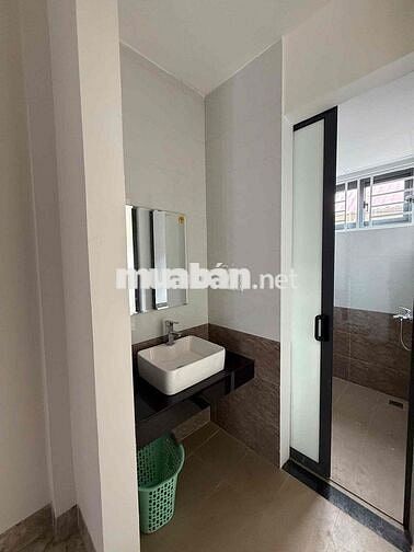 nhà 2 tầng 3 phòng ngủ hẻm xe hơi,gần cầu Nguyễn Hoàng