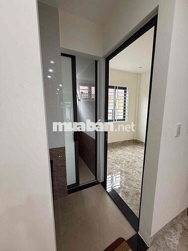 nhà 2 tầng 3 phòng ngủ hẻm xe hơi,gần cầu Nguyễn Hoàng