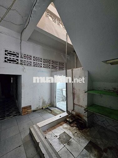 Nhà 2 lầu 2PN mặt tiền đường Trần Hưng Đạo chỉ 15 triệu