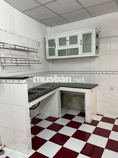 Cho thuê nguyên căn Cấp 4 sạch đẹp. sát mặt tiền đường Nguyễn Du p7 GV