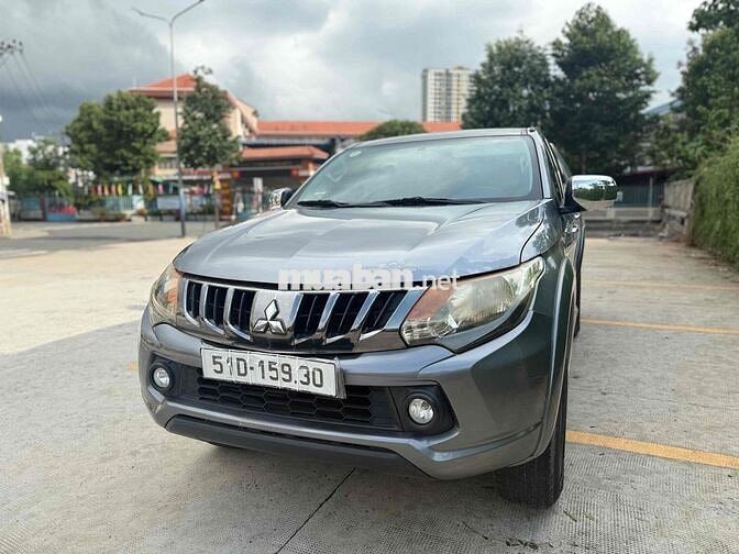 Mitsubishi Triton Xám