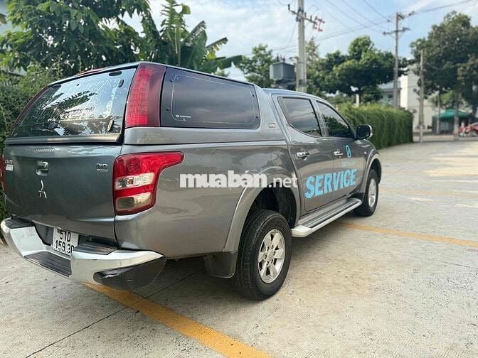 Mitsubishi Triton Xám
