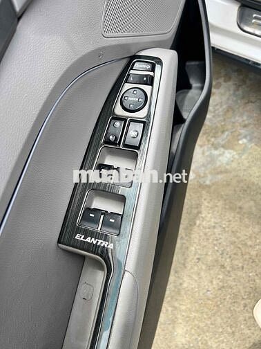 Hyundai Elantra 2017 Số tự động Trắng