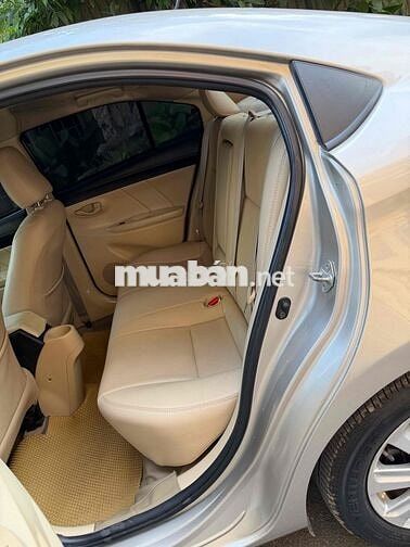 Toyota Vios E Số sàn Vàng cát
