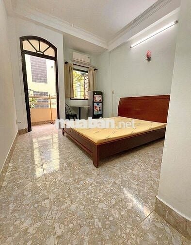 phòng 25m2 ban công tầng 1 ở 345 trần hưng đạo q1