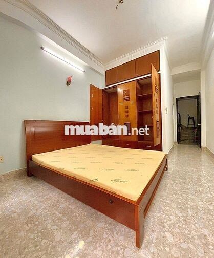 phòng 25m2 ban công tầng 1 ở 345 trần hưng đạo q1