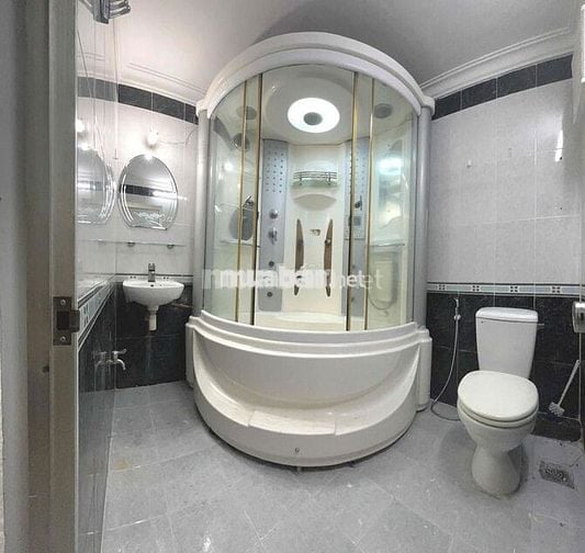 phòng 25m2 ban công tầng 1 ở 345 trần hưng đạo q1