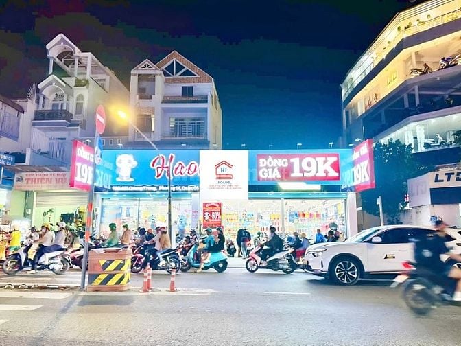 Cho thuê Nhà GÓC 2 MẶT TIỀN 909–911 Quang Trung, 16.5x34m NỞ HẬU 18m