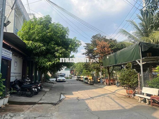 Nhà dtsd 60m , 3 tầng ,đường 24m , điện nước riêng