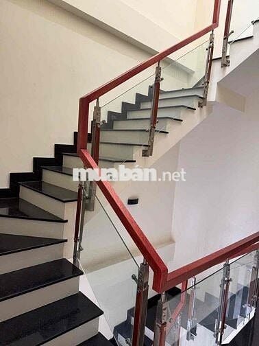 Nhà 3 lầu + sân thượng có 4pn 5wc hẻm xe tải, hợp ở gia đình, vp cty