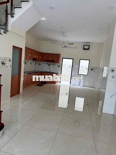 Nhà 3 lầu + sân thượng có 4pn 5wc hẻm xe tải, hợp ở gia đình, vp cty