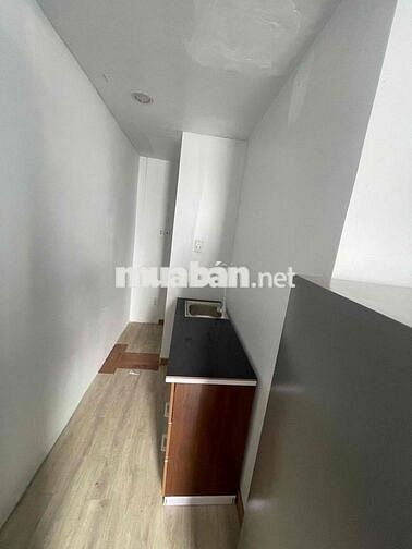 PASS phòng studio full nội thất TRỐNG SẴN, cửa sổ trời lớn