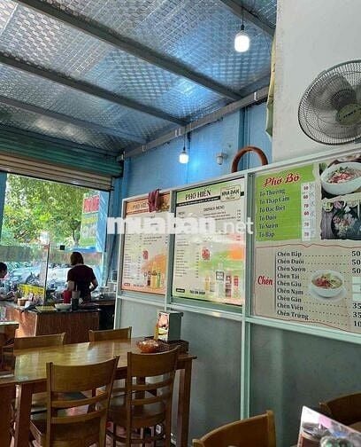 Cần người phụ quán phở gấp