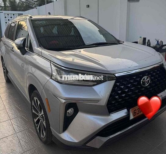 Toyota Veloz Cross Bạc 16.000km