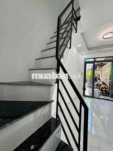 3 tầng 3 phòng ngủ , ko dính quy hoạch giá 2t88 còn thương lượng