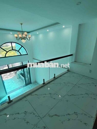 CHO THUÊ NHÀ SÁT QL13 ĐỐI DIỆN VẠN PHÚC CITI, SÂN ĐẬU OTO TRONG NHÀ