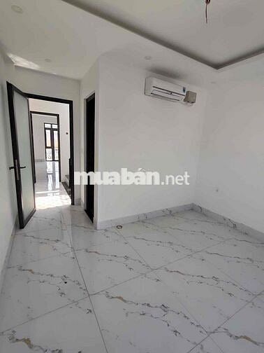 CHO THUÊ NHÀ SÁT QL13 ĐỐI DIỆN VẠN PHÚC CITI, SÂN ĐẬU OTO TRONG NHÀ