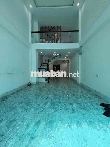 CHO THUÊ NHÀ SÁT QL13 ĐỐI DIỆN VẠN PHÚC CITI, SÂN ĐẬU OTO TRONG NHÀ