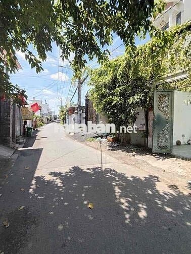 CHO THUÊ NHÀ SÁT QL13 ĐỐI DIỆN VẠN PHÚC CITI, SÂN ĐẬU OTO TRONG NHÀ